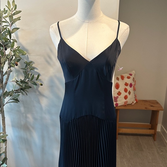 ASTR the Label Navy Pleated Drop Waist Dress New! - Picture 9 of 12